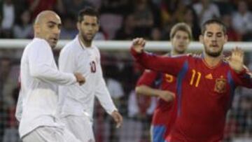 Isco se lleva un balón.