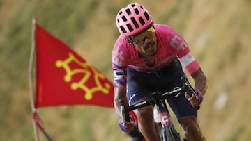 Team INEOS busca a Daniel Felipe Martínez