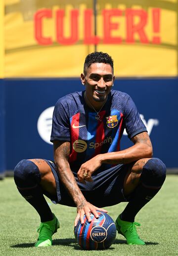 El extremo brasile?o ha sido presentado como nuevo jugador del Barcelona junto a Joan Laporta en la Ciutat Esportiva Joan Gamper.