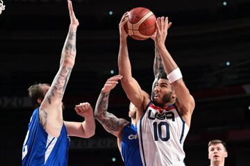 Jayson Tatum, de la selección de Estados Unidos,avanza hacia el aro para anotar la canasta en el partido de Estados Unidos contra la República Checa de la fase de grupos de baloncesto masculino.