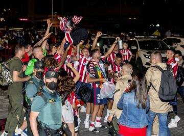 Seguidores y jugadores del Atltico celebran LaLiga