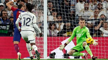 Una parada de Lunin en el Clásico contra el Barcelona.