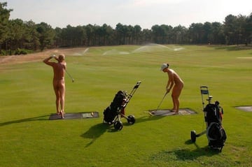 Es el único campo de golf naturista del mundo. Está situado en un parque familiar al suroeste de la costa atlántica del país galo, cerca de Burdeos. 