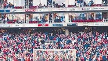 <b>EL FONDO DEL RELOJ. </b>Se trata de uno de los lugares más característicos del viejo Highbury. Bajo el mítico reloj, algunos de los palcos privados del estadio.