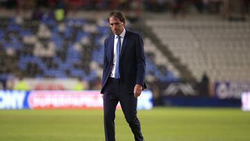 AME2764. PACHUCA (MÉXICO), 02/05/2024.- Guillermo Almada, entrenador de Pachuca, previo a un partido ante Pumas, este jueves durante el partido de Play In del torneo Clausura 2024 de la Liga MX disputado en el estadio Hidalgo, en Pachuca (México). EFE/ David Martínez Pelcastre
