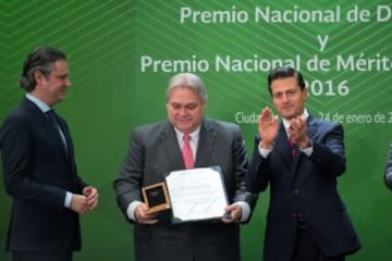 Carlos Bremer es premiado durante la ceremonia.