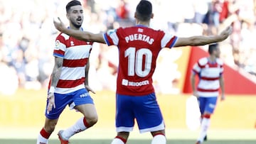 Puertas y Vadillo celebran un gol con el Granada.