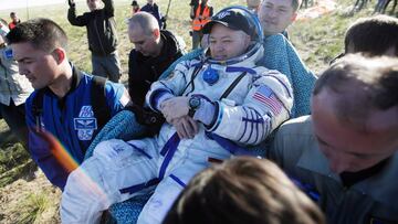 El bal&oacute;n del Mundial de Rusia 2018 vuelve a la Tierra con tres astronautas tras viajar al espacio