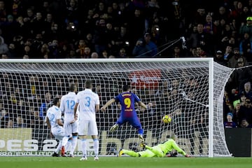 1-0. Luis Suárez anotó el primer gol.