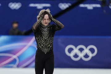 Llegó a Milán-Cortina 2026 como la máxima figura de los Juegos, el indiscutible candidato a la medalla de oro en el patinaje artístico varonil. Pero falló. Tras un programa corto impecable, el estadounidense sólo necesitaba una rutina normal, de sus estándares, para agenciarse el oro. No la hizo. Mucho menos cayó el esperado quad Axel que todo mundo esperaba. Empero, cayó dos veces al hielo, abortó el quad Axel y terminó en la octava posición. Volverá en los Alpes franceses en 2030, revitalizado.