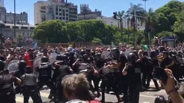 Así empezó la avalancha en la Casa Rosada: a botellazo limpio