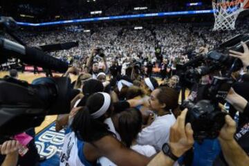 Las jugadoras de Minnesota Lynx celebran la victoria 