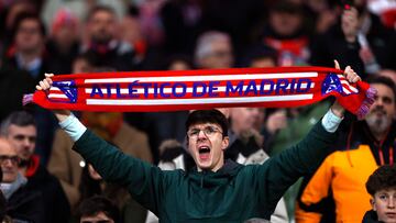 Un aficionado con una bufanda en el partido liguero ante el Rayo Vallecano.