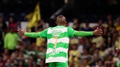 AME9304. CIUDAD DE MÉXICO (MÉXICO), 21/10/2023.- Harold Preciado de Santos celebra un gol ante América hoy, durante un partido de la jornada 13 del Torneo Apertura del fútbol mexicano disputado en el Estadio Azteca, en Ciudad de México (México). EFE/ José Méndez
