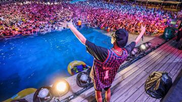 This photo taken on August 15, 2020 shows people watching a performance as they cool off in a swimming pool in Wuhan in China's central Hubei province. (Photo by STR / AFP) / China OUT