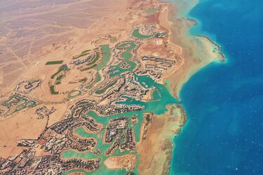 Vista aérea de El Gouna, un lujoso complejo turístico egipcio situado en el Mar Rojo, a 20 kilómetros al norte de Hurghada, con numerosos hoteles, piscinas, arrecifes, campos de golf, etc.