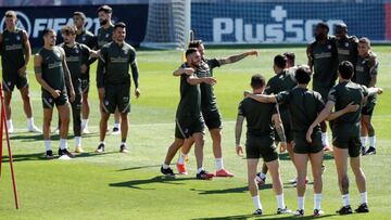 Los jugadores del Atlético de Madrid durante el entrenamiento realizado este viernes en la Ciudad Deportiva Wanda de Majadahonda, en la víspera de la última jornada liguera, en la que el conjunto rojiblanco y el Real Madrid se juegan
