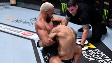 Deiveson Figueiredo somete a Alex Pérez en el UFC 255.