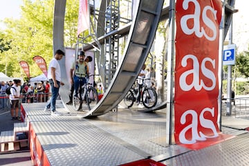 AS celebró la última etapa de La Vuelta 2024 con varias actividades en la ‘fan zone’. El público pudo montarse en un looping o participar en una competición de bicicletas estáticas y  poner a prueba sus conocimientos sobre La Vuelta con un juego de preguntas.