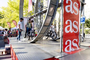 AS celebró la última etapa de La Vuelta 2024 con varias actividades en la ‘fan zone’. El público pudo montarse en un looping o participar en una competición de bicicletas estáticas y  poner a prueba sus conocimientos sobre La Vuelta con un juego de preguntas.
