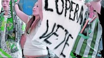 <b>INDIGNADOS. </b>Los aficionados verdiblancos están mostrando su gran enfado contra todos los estamentos de la entidad verdiblanca tras el descenso tan inesperado del pasado domingo.