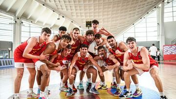 Los doce jugadores españoles campeones de Europa Sub-20 posan sobre el parqué del Bemax Arena de Podgorica (Montenegro).