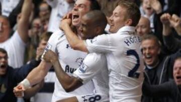 Tottenham Hotspur's Welsh midfielder Gareth Bale (L) celebrates scoring their third goal with English striker Jermain Defoe (2nd L) and German midfielder Lewis Holtby (R) during the English Premier League football match between Tottenham Hotspur and Manchester City at White Hart Lane in north London on April 21, 2013. Tottenham won the game 3-1. AFP PHOTO / IAN KINGTON
RESTRICTED TO EDITORIAL USE. No use with unauthorized audio, video, data, fixture lists, club/league logos or x93livex94 services. Online in-match use limited to 45 images, no video emulation. No use in betting, games or single club/league/player publications