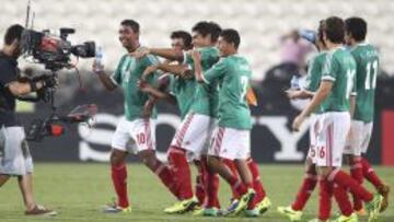 Los jugadores de la Selección mexicana celebra su paso a la final del Mundial Sub-17.