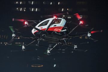 Un dron vuela sobre el terreno de juego con un pasajero en su interior que lleva el trofeo de la Superliga de China (CSL). La imagen fue tomada durante el momento previo al partido de fútbol del campeonato chino entre el Guangzhou FC y el Ciudad de Guangzhou, en la provincia de Guandong, en el sur del país asiático.