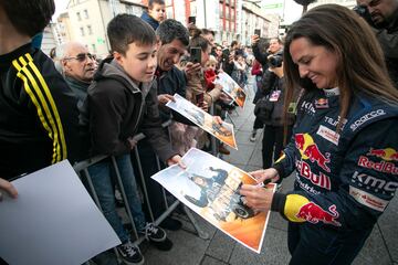 La ganadora del Rally Dakar 2024, Cristina Gutiérrez, firma autógrafos tras realizar un circuito urbano por las calles de Burgos.