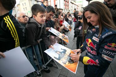 Cristina Guti¨¦rrez recibe el homenaje de los burgaleses tras triunfar en el Dakar