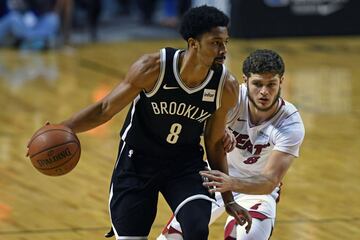 Brooklyn Nets' Spencer Dinwiddie (L) drives the ball marked by Miami Heat's Tyler Johnson during an NBA Global Games match at the Mexico City Arena, on December 9, 2017, in Mexico City. / AFP PHOTO / PEDRO PARDO