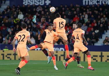 Mohamed Bouldini, Reinildo Mandava y Sefan Savic saltan a por el balón en el área del Atlético de Madrid.