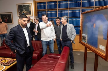 Tomás Roncero y Luis Nieto enseñan a Ilia Topuria la camiseta, enmarcada, de la Selección española de fútbol de 1964, con la que consiguió el Europeo del mismo año.