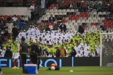 Así vivió la gente el encuentro de eliminatoria mundialista entre la selección mexicana y su similar de Honduras en el Estadio Azteca.