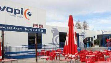 <b>EL EXTERIOR. </b>Son 150 metros cuadrados de terraza delante de la nueva cafetería y de la renovada tienda del club, con mural incluido.