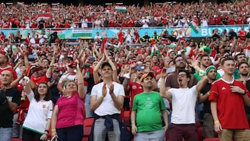 Los aficionados h&uacute;ngaros durante un partido de la Eurocopa 2020 en el Puskas Arena.