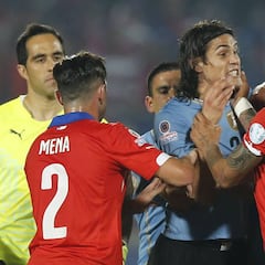 Las 7 polémicas más grandes en partidos de Chile y Uruguay