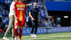 SAN SEBASTIÁN, 24/09/2023.- El técnico del Getafe SAD Jose Bordalás (d) da instrucciones a sus jugadores durante el partido liguero que enfrentó al Real Sociedad y el Getafe en el estadio Anoeta en San Sebastián, este domingo. EFE/ Javier Etxezarreta
