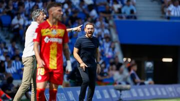 SAN SEBASTIÁN, 24/09/2023.- El técnico del Getafe SAD Jose Bordalás (d) da instrucciones a sus jugadores durante el partido liguero que enfrentó al Real Sociedad y el Getafe en el estadio Anoeta en San Sebastián, este domingo. EFE/ Javier Etxezarreta
