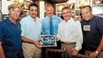 <b>MEMORIAS DE LOS 'CINCO MAGNÍFICOS'</B>. Pérez García, García Remón, Del Bosque, Benito e Isidro posan orgullosos con la foto del equipo que en 1980 ganó la Liga al Athletic en Madrid.