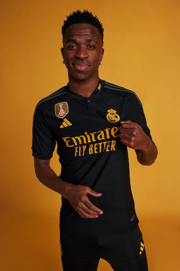 Negra con detalles amarillos, as赤 es la tercera equipaci車n del Real Madrid