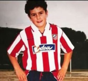 El Atlético de Madrid descubrió al joven de vallecas a la edad de seis años junto con su hermano Borja Resurreción durante un partido en la escuela del Atlético de Madrid.