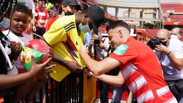 Santiago Arias firmando a un aficionado una camiseta de Colombia.