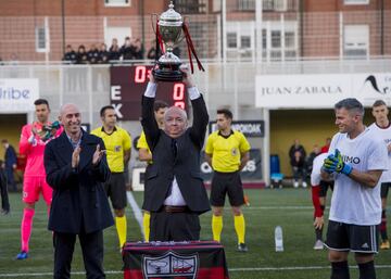 El Arenas Club recibió de Luis Rubiales, presidente de la RFEF, una réplica de la Copa del Rey ganada en 1919 al Barcelona por 5 goles 2 en la final jugada en Madrid. En 1937, durante la Guerra Civil y a causa de un incendio, el trofeo desapareció de las vitrinas del club vizcaíno. Cien años después vuelve a las vitrinas del equipo de Getxo. Franqui Egusquiaguirre, presidente del Arenas, con el trofeo.