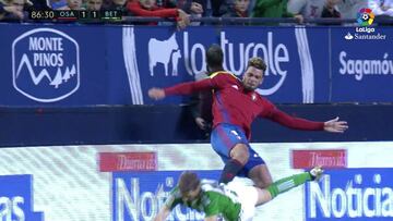 La brutal agresión sin balón de Rivière en el Osasuna-Betis