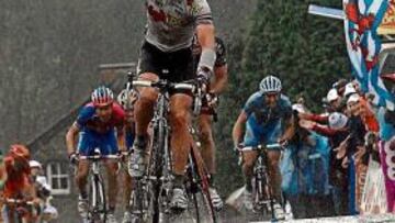 <b>MUCHA AGUA. </b>Kim Kirchen se llevó una lluviosa Flecha Valona.