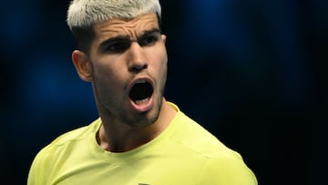 Carlos Alcaraz celebra su triunfo contra Alex De Miñaur en las ATP Finals.