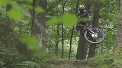 Iago Garay montando en MTB en su webserie de YouTube Not far frome home. En el Pa&iacute;s Vasco. 