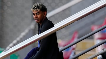 El jugador del FC Barcelona Lamine Yamal durante el entrenamiento que el equipo azulgrana ha realizado en la ciudad deportiva Joan Gamper para preparar el partido de Liga de Campeones que mañana disputarán ante el Chelsea en Londres. EFE/Alejandro García